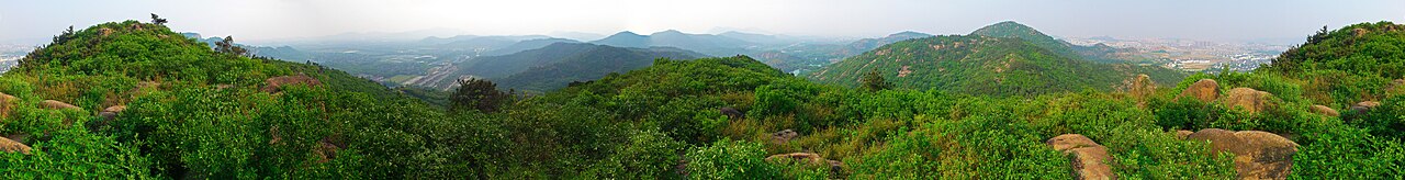 龙池东侧山顶全景