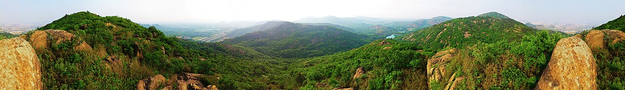 龙池东侧山顶湖山全景