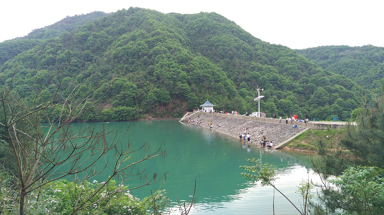 上青古道水库堤岸
