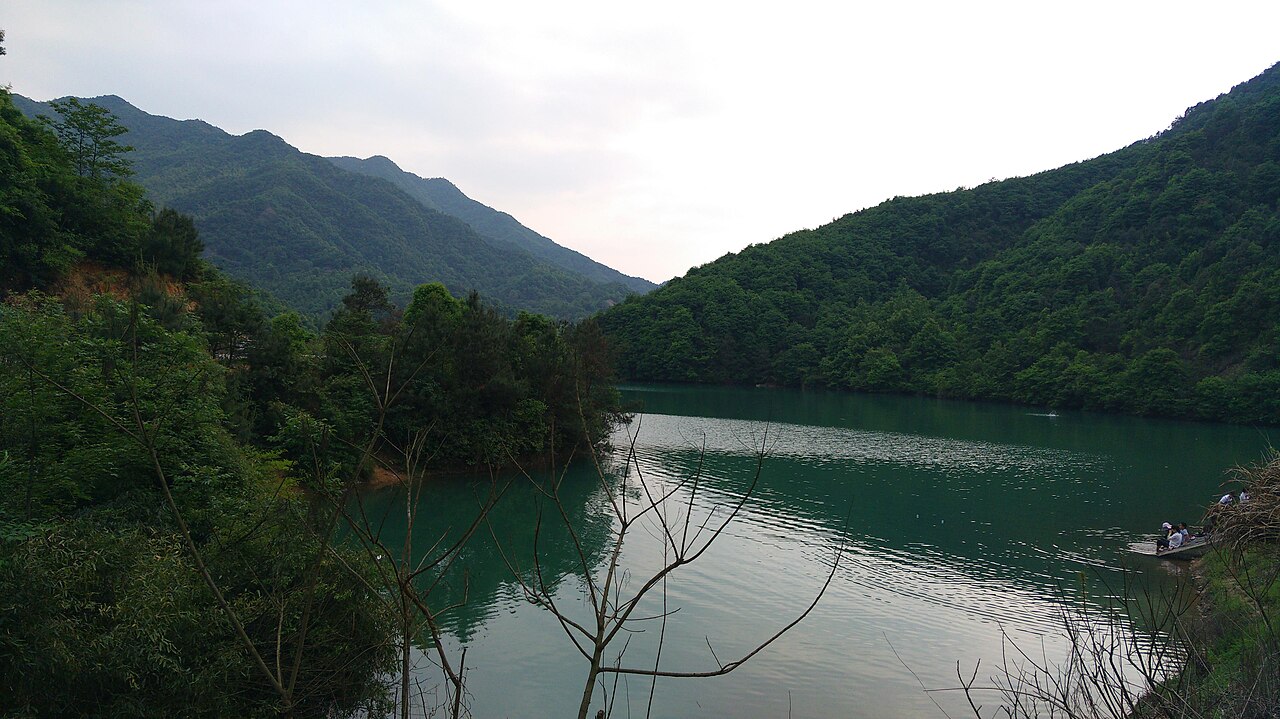上青古道水库山景