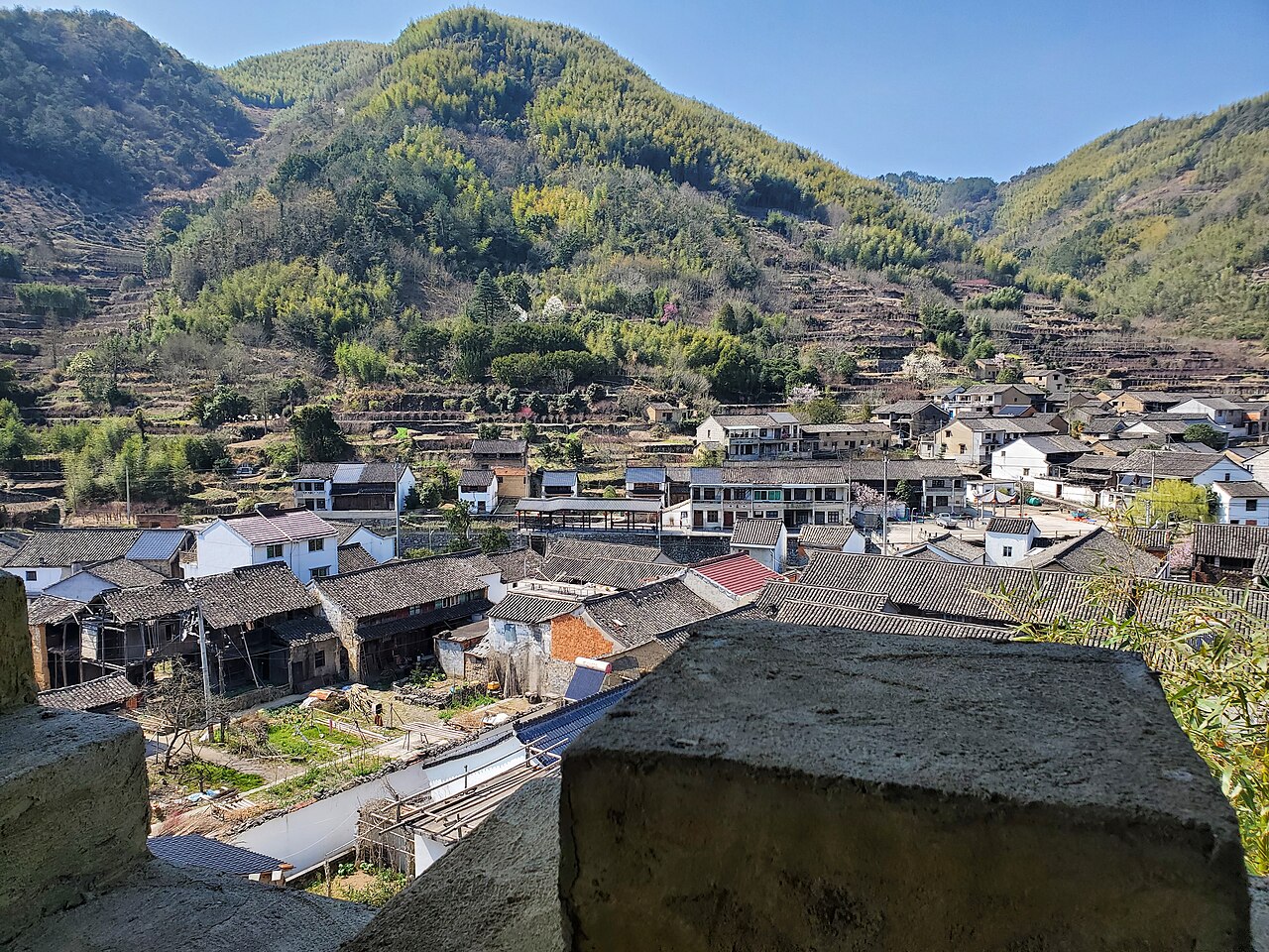 四明山邻近明溪村山乡全景