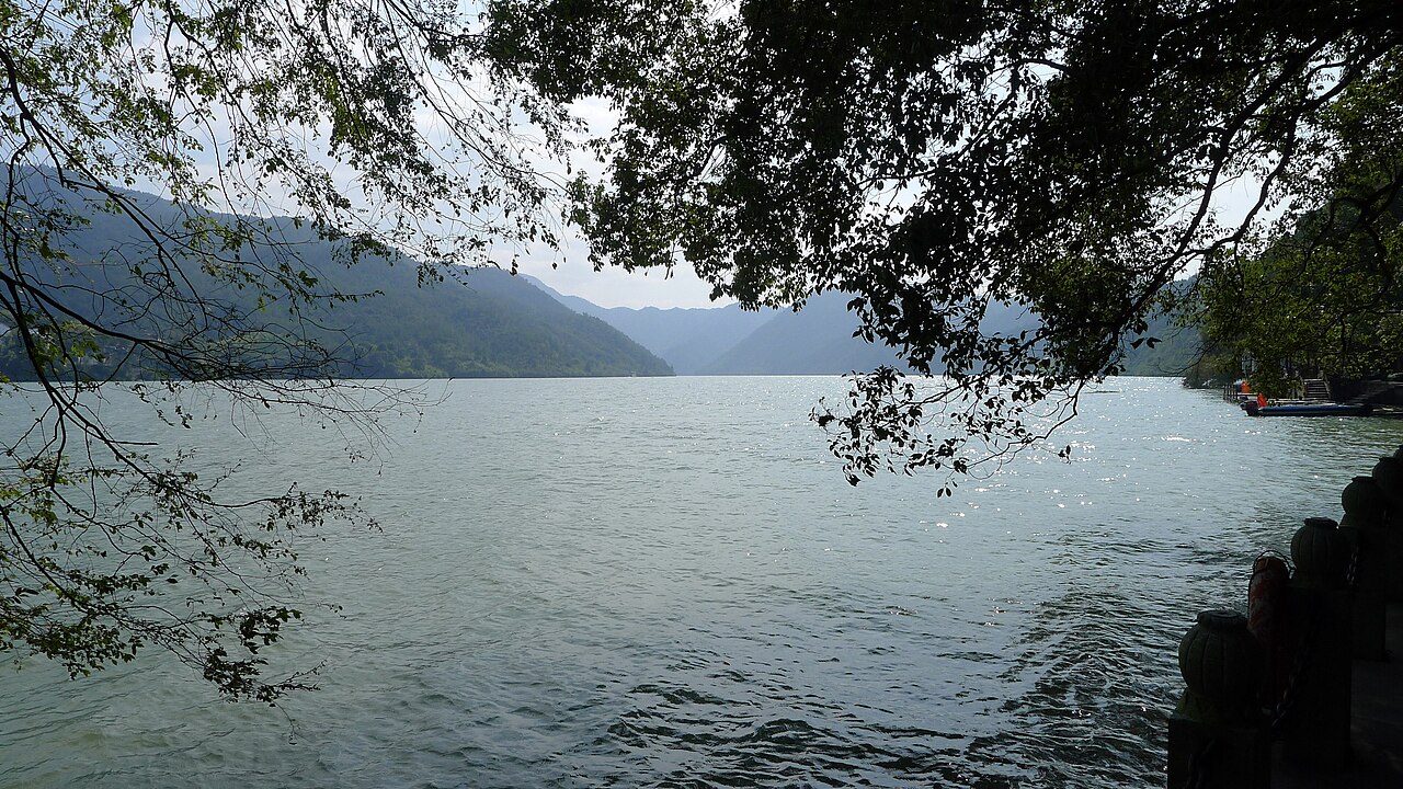 大奇山邻近富春江湖山