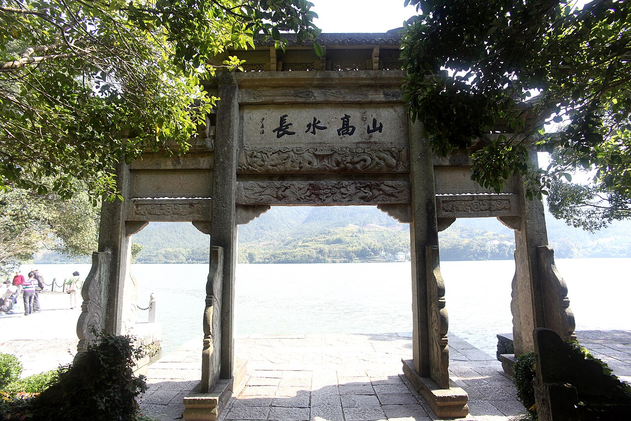 大奇山邻近严子陵山水牌楼