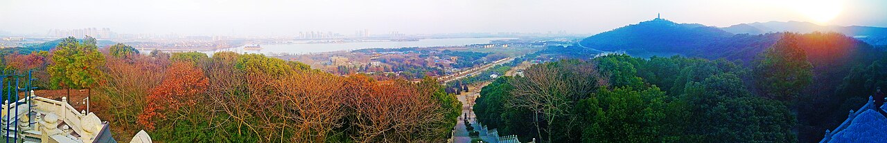 上方山山顶俯瞰石湖