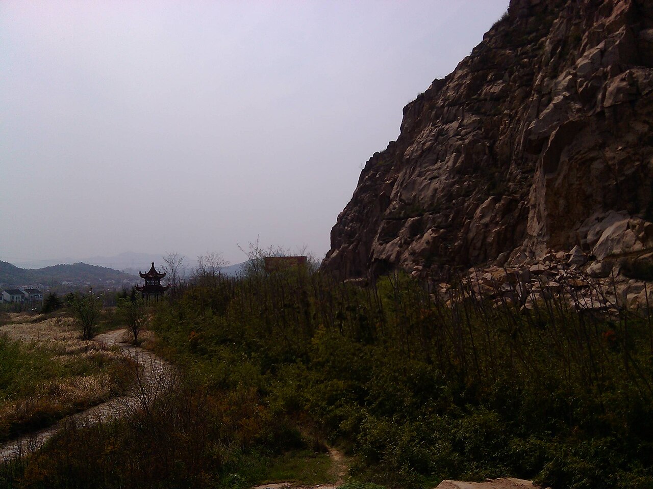 大阳山岩壁与林地