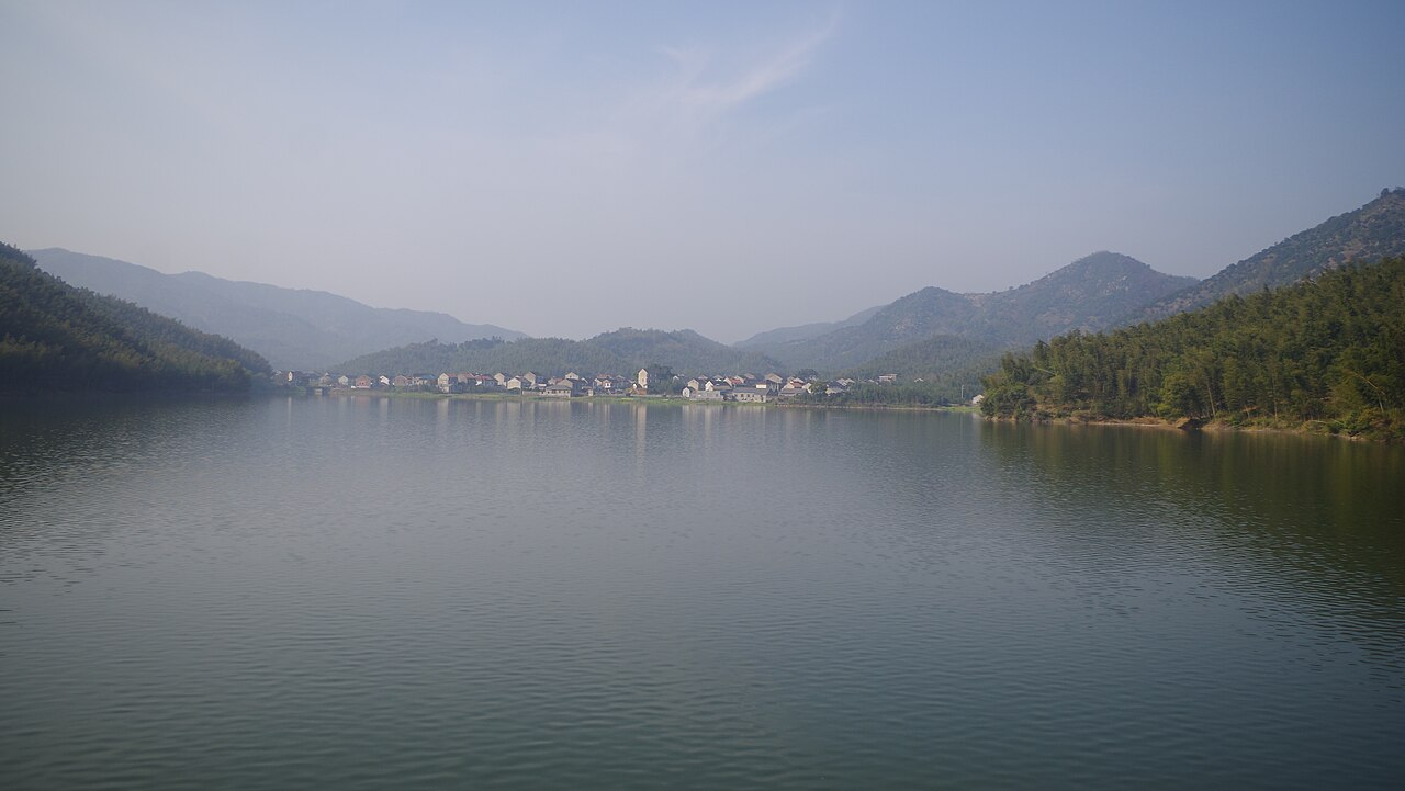 九龙湖邻近达蓬山湖山景观