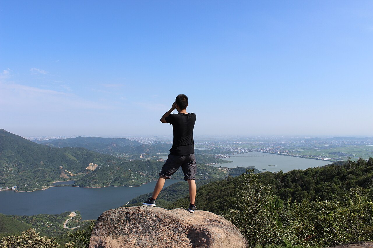 九龙湖邻近五磊山湖山远眺