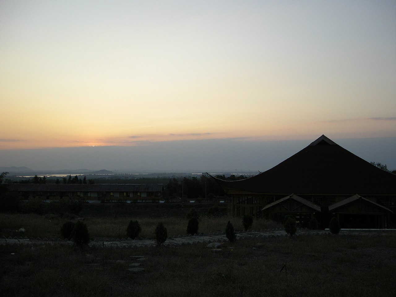 无想山东庐山邻近山庄夕照