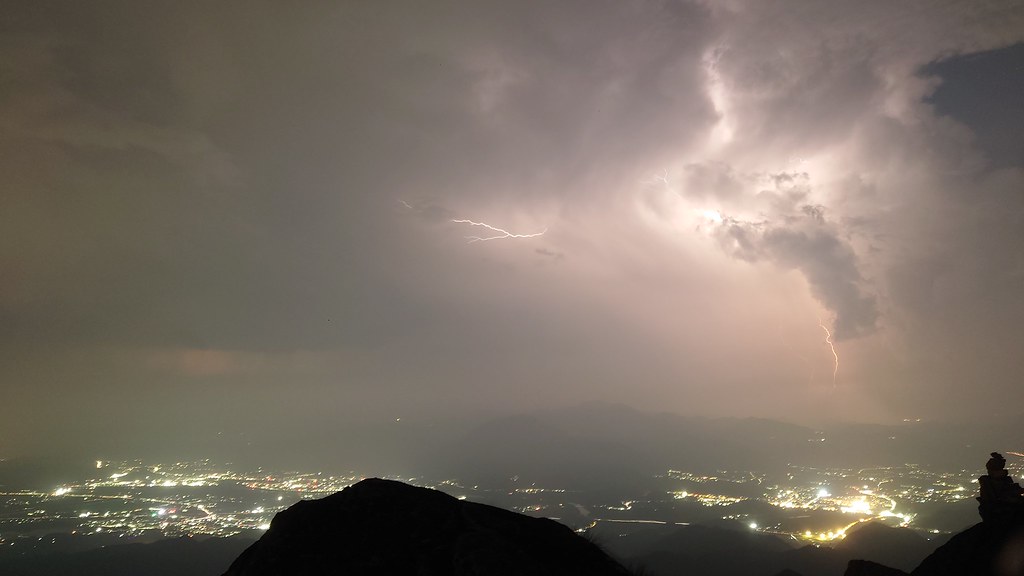 括苍山闪电山城夜色