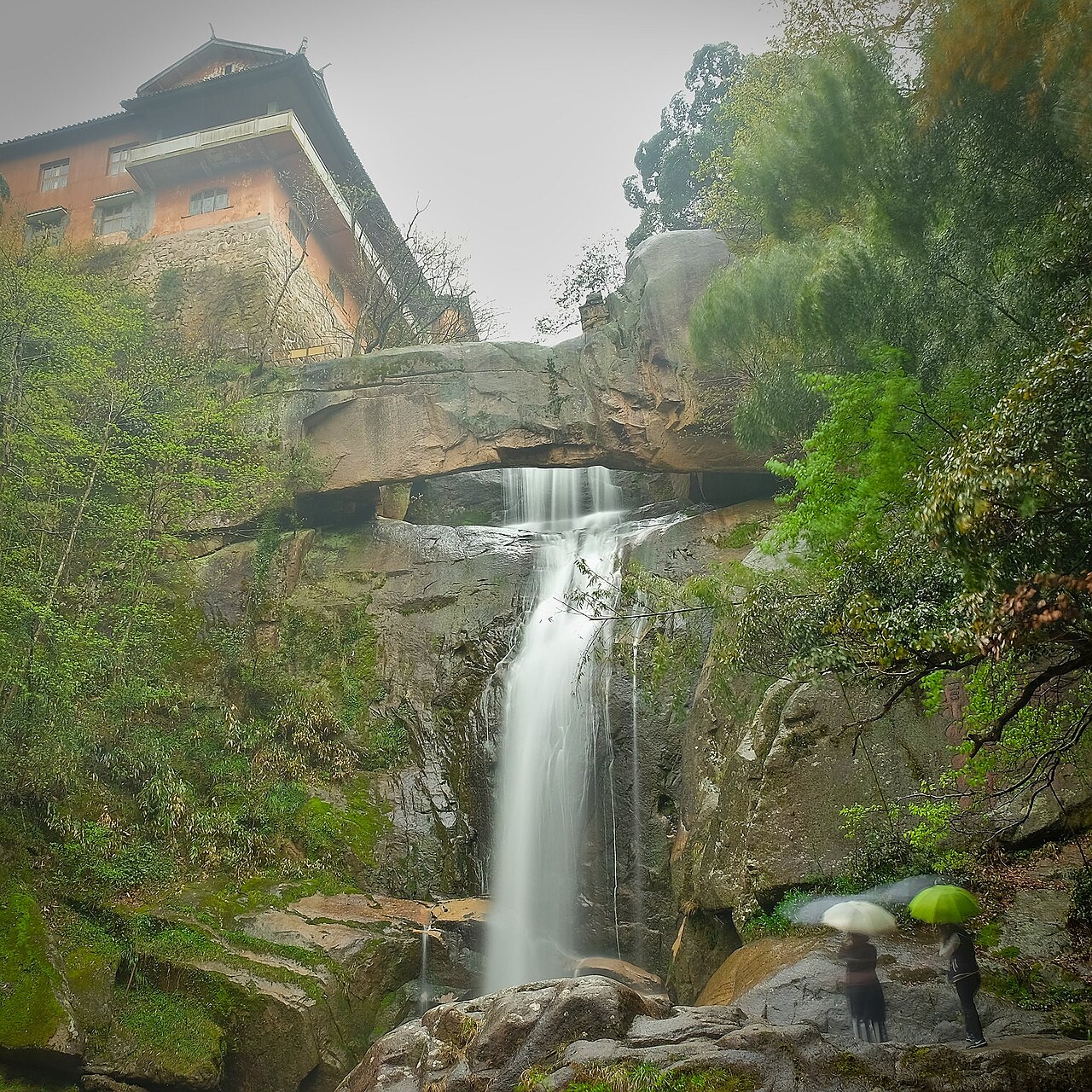 华顶山邻近天台山林瀑布