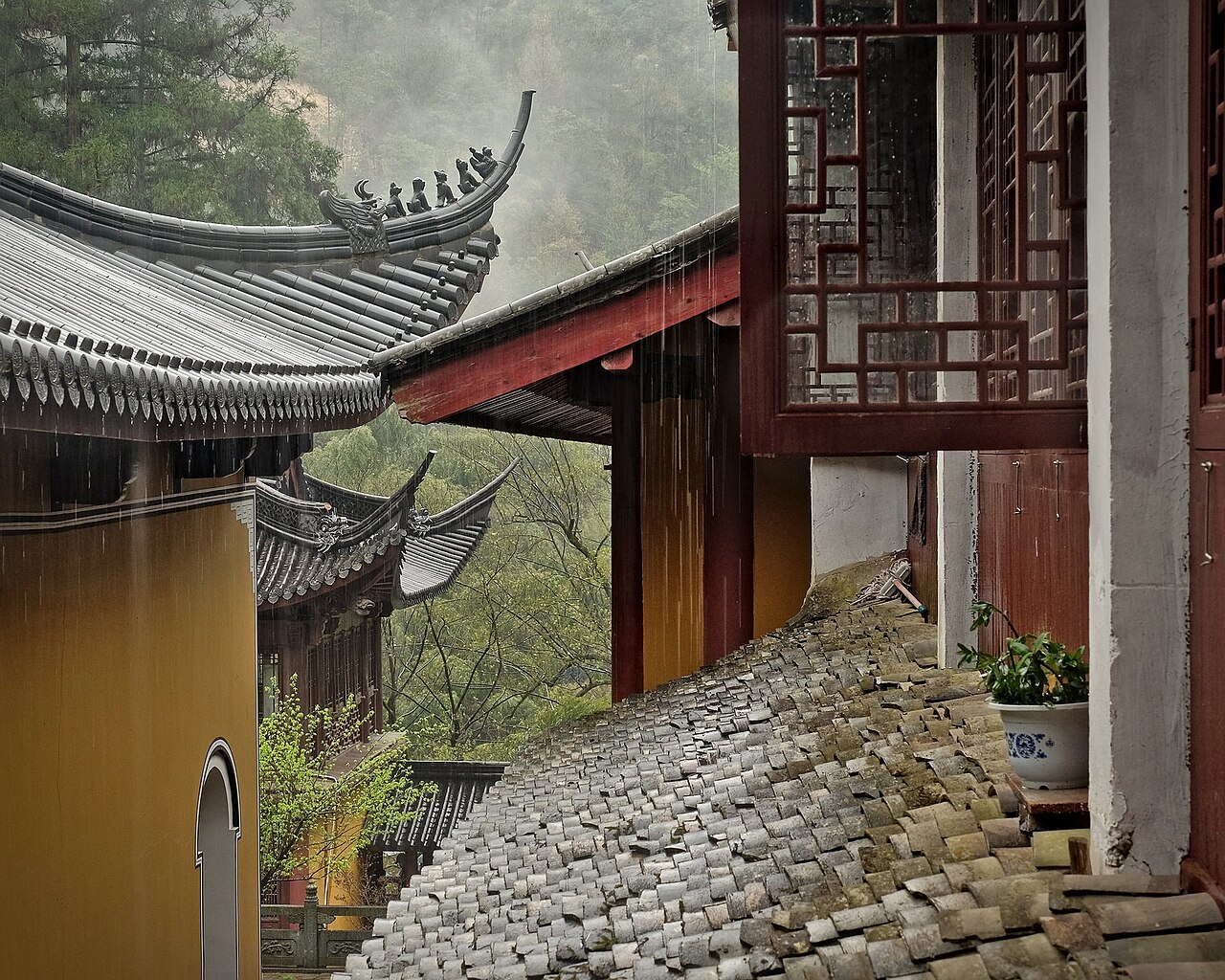 华顶山邻近天台山雨中廊桥