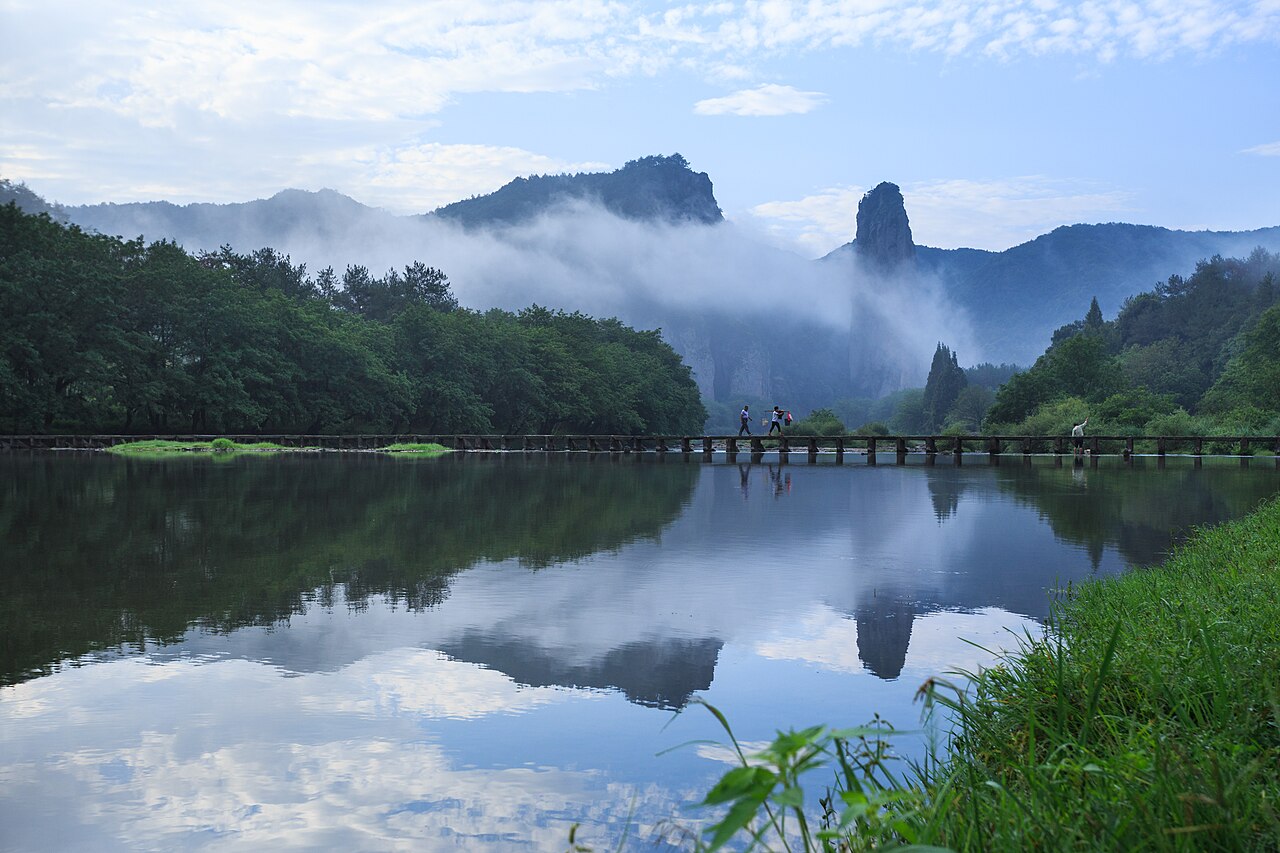 仙都溪谷与峰岩